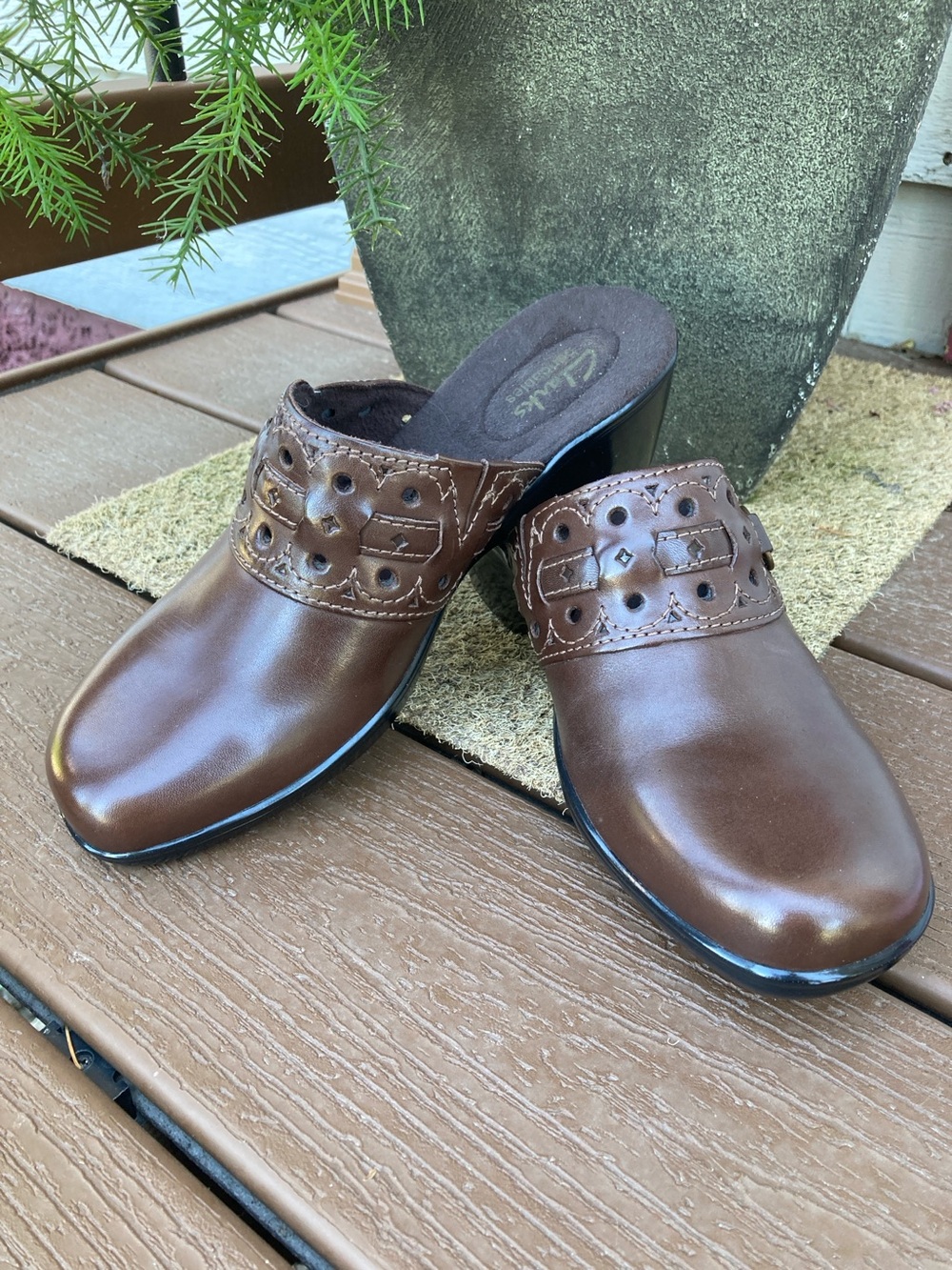 Clarks bendables Size 8 dark brown leather slip on heeled clogs